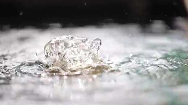 Потоки Фонтана Всплеск Воды Фонтане Абстрактный Питье Общественном Парке — стоковое видео