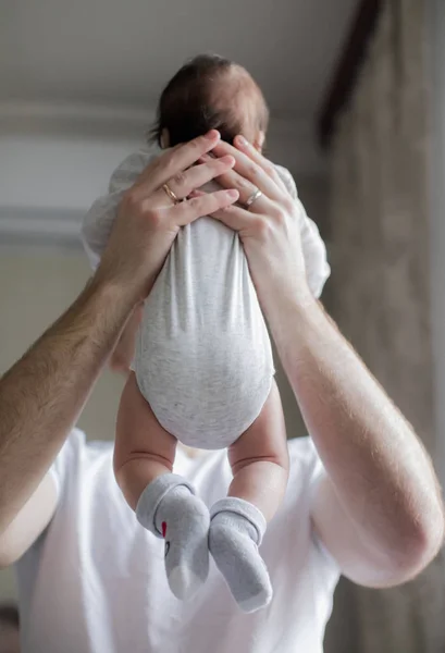 Babamın elinde yeni doğmuş. Yeni bir hayat. Çocuklar ve hamilelik. Bebek ve Mutlu ebeveynler. İnsan ırkının devamı.