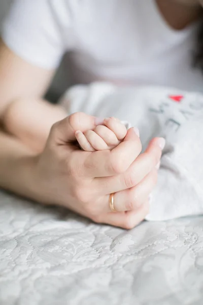 Yeni bir hayat. Yeni doğmuş çocuk. Çocuklar ve hamilelik. Bebek ve aile. Anne ve babamın elinde küçük bir kalem. Mutluluk, insan ırkının devamı.