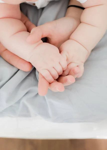 Yeni bir hayat. Yeni doğmuş çocuk. Çocuklar ve hamilelik. Bebek ve aile. Anne ve babamın elinde küçük bir kalem. Mutluluk, insan ırkının devamı.