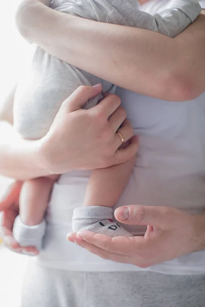 Bir babanın ya da annenin kollarında bir çocuk. Yeni bir hayat. Yenidoğan. Çocuklar ve hamilelik. Bebek ve aile. Mutluluk, insan ırkının devamı.