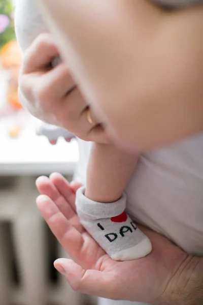 Bir babanın ya da annenin kollarında bir çocuk. Yeni bir hayat. Yenidoğan. Çocuklar ve hamilelik. Bebek ve aile. Mutluluk, insan ırkının devamı.