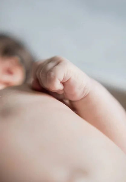 Yenidoğan yalan söylüyor, küçük el yumruk içine sıkılır. Yeni bir hayat. Çocuklar ve hamilelik. Bebek ve aile. Mutlu babam ve annem. İnsan ırkının devamı.