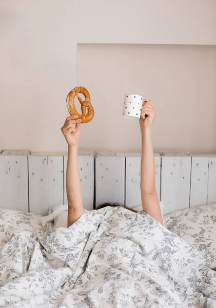Sıcak bir yatakta tembel bir sabah. Güzel ve güzel bir kız rahat bir atmosferde kışın, odasında sabah kahvaltı vardır. Taze çilek ve çay sıcak bir fincan ile kek tatlı bir parça yeme.