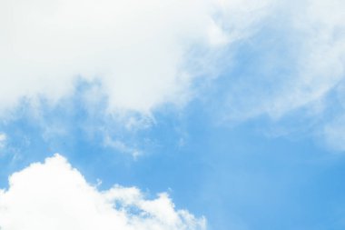 Mavi gökyüzü ve kabarık bulut, doğal konseptin mucizesi, kopya için alan, arka plan için soyut doku.
