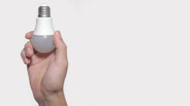 Ampul jestini tutmak, pankart konsepti için ampulü kurmak ve değiştirmek, kopya için boş alan, beyaz arkaplanda izole edilmiş.