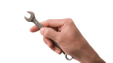 Metalik anahtarı, otomobil garaj aleti ve ekipman konseptini tutan mekanik eli beyaz arka planda izole et.