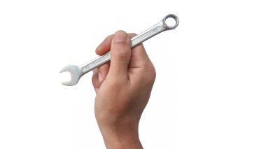 Metalik anahtarı, mekanik alet ve ekipman konseptini gösteren mekanik eli beyaz arka planda izole et.