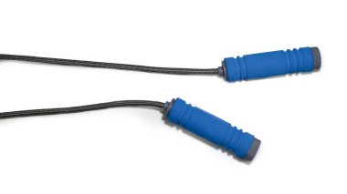 Üst görüş tarafında mavi atlama fitness ipi, sağlıklı ekipman ve araç konsepti, kopya için boş alan, beyaz arkaplanda izole