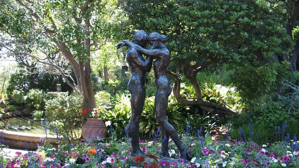 Estatua Hombre Una Mujer Abrazados Parterre Parque Público Mónaco — Foto de Stock