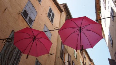 Grasse 'ın mimari öğeleri ve Fransa' daki evler arasında pembe şemsiyeler.