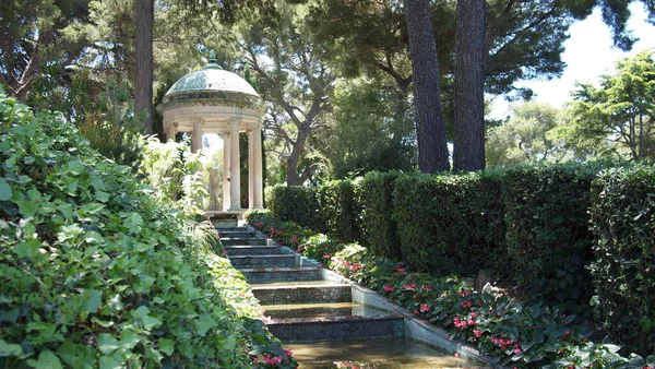 Müze villasının güzel parkı, Fransız Rivierası, Fransa