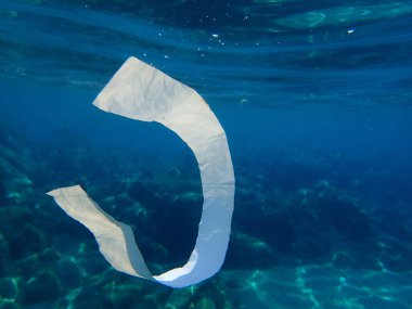 Suyun altında plastik çöp, Ege Denizi, Yunanistan, Halkidiki