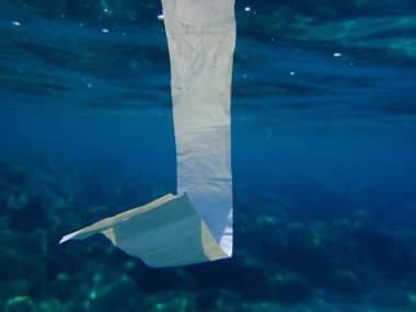 Suyun altında plastik çöp, Ege Denizi, Yunanistan, Halkidiki