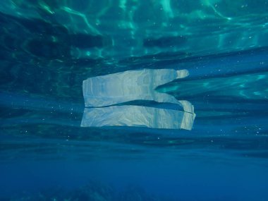 Suyun altında plastik çöp, Ege Denizi, Yunanistan, Halkidiki