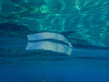 Suyun altında plastik çöp, Ege Denizi, Yunanistan, Halkidiki