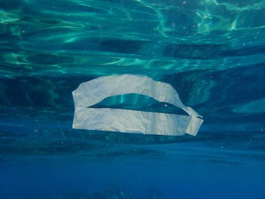 Suyun altında plastik çöp, Ege Denizi, Yunanistan, Halkidiki