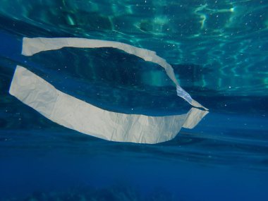 Suyun altında plastik çöp, Ege Denizi, Yunanistan, Halkidiki