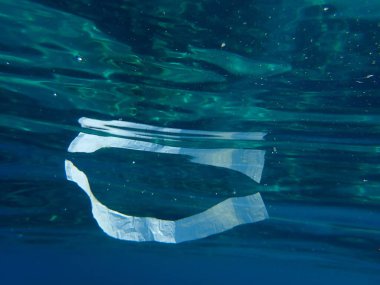 Suyun altında plastik çöp, Ege Denizi, Yunanistan, Halkidiki