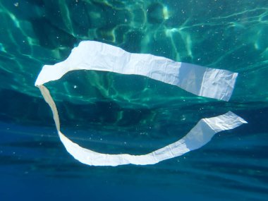 Suyun altında plastik çöp, Ege Denizi, Yunanistan, Halkidiki