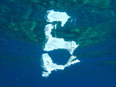 Suyun altında plastik çöp, Ege Denizi, Yunanistan, Halkidiki