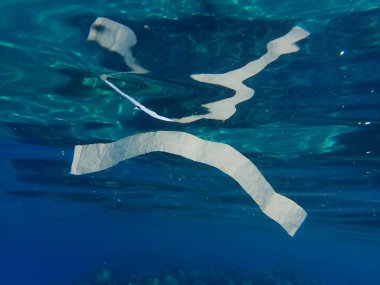 Suyun altında plastik çöp, Ege Denizi, Yunanistan, Halkidiki