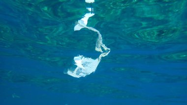 Suyun altında plastik çöp, Ege Denizi, Yunanistan, Halkidiki