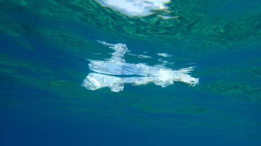 Suyun altında plastik çöp, Ege Denizi, Yunanistan, Halkidiki