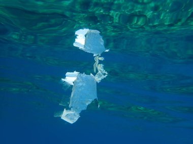 Suyun altında plastik çöp, Ege Denizi, Yunanistan, Halkidiki