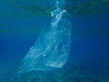 Suyun altında plastik çöp, Ege Denizi, Yunanistan, Halkidiki