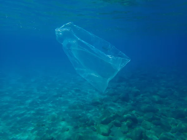 Suyun altında plastik çöp, Ege Denizi, Yunanistan, Halkidiki