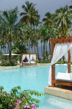 Yüzme havuzu ve açık yatak üzerinde fırtına sonrası bir tropikal turist resort                               