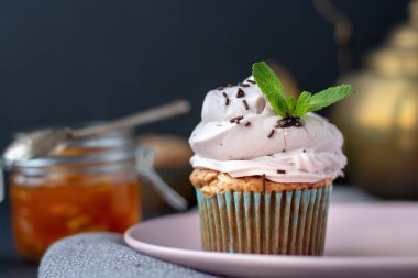 Çikolata Paskalya pasta plaka üzerinde