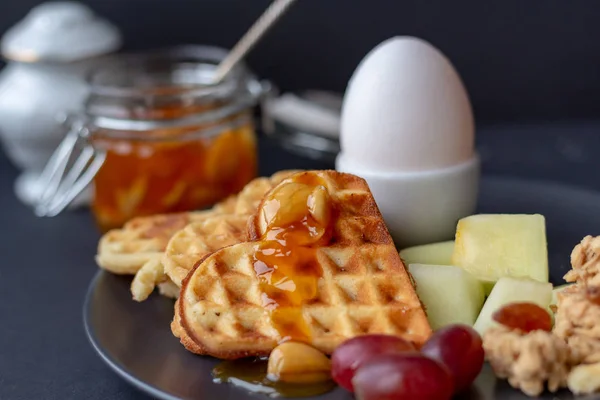 Selai Aprikot Dengan Almond Dan Hazelnut Wafel Segar Buatan Sendiri — Stok Foto