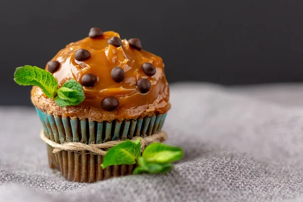 Bolinho Chocolate Cozido Escuro Com Hortelã Mesa Com Chocolate Hortelã — Fotografia de Stock