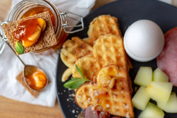 Makanan Tersehat Untuk Sarapan Pagi Protein Snack Telur Waffles Sausage — Stok Foto
