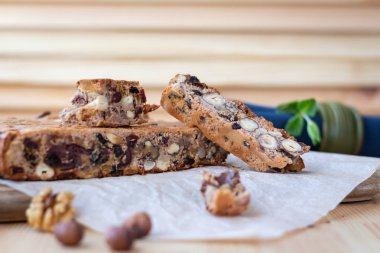 Dilimlenmiş cevizli turta. pişirme içinde farklı fındık karışımı. Kakao ve Çikolata Fındıklı kek.