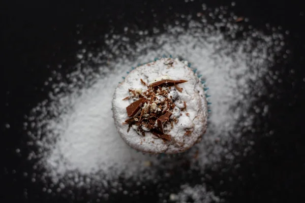 Muffin Cioccolato Decorato Con Pezzi Cioccolato Zucchero Velo Vista Dall — Foto Stock