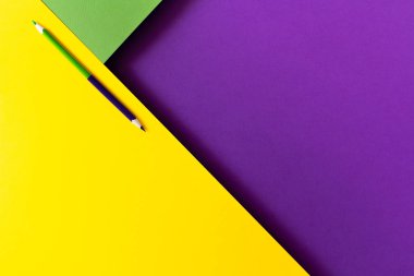 Minimalist renkli kağıt arka plan üzerinde kalem