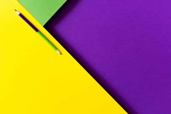 Minimalist renkli kağıt arka plan üzerinde kalem — Stok fotoğraf