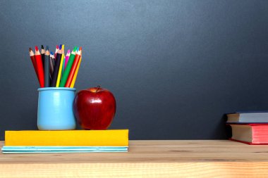 Eğitim kavramı. Tahta arka planda renkli pensiller.