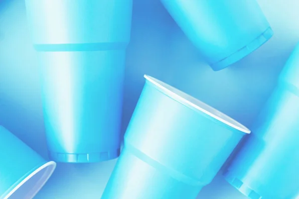 Tazas de plástico azul neón. Concepto ecológico. Aplanado — Foto de Stock