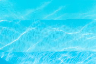 Sualtı yüzme havuzuna adım. Tatil konsepti.