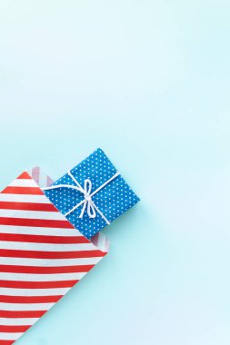 Mavi noel hediye kutusunda üst görünüm.