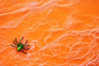 Turuncu arka planda örümcek ile Halloween web.