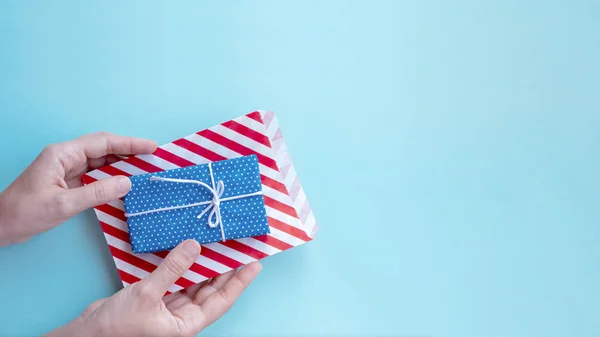 Dames handen in trui Holding Gift Box. — Stockfoto