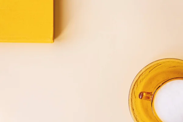 Concepto de otoño. Lugar de trabajo con taza de café . — Foto de Stock