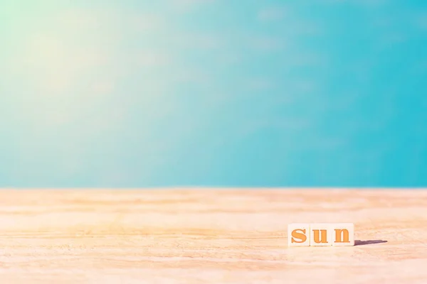 Летняя концепция. Слово солнце на краю бассейна . — стоковое фото