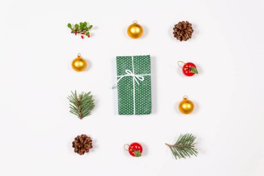 Noel hediyesi kompozisyonu. Yaratıcı tatil düzlüğü.