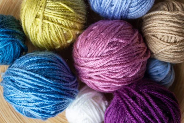 Gros plan sur les boules de laine multicolores . — Photo